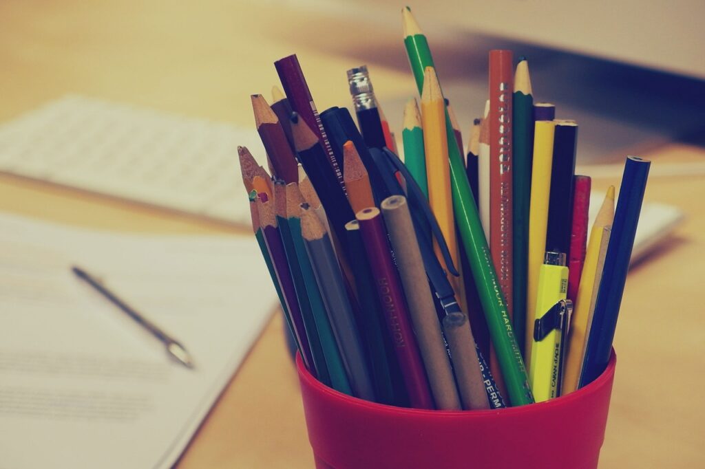 pencils, pens, stationary-926078.jpg